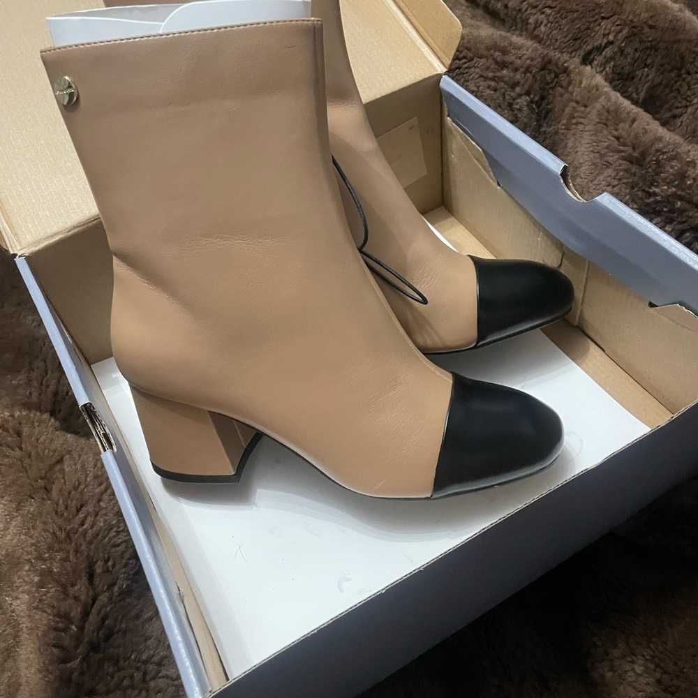 NWT Liz Claiborne Retro Style Tan and Black Ankle Booties Size 7 - Picture 4 of 15